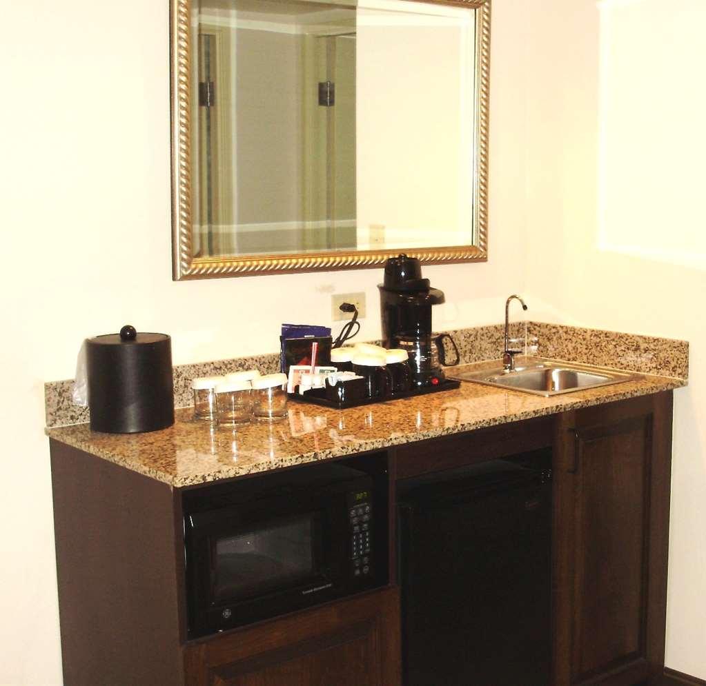 Embassy By Hilton Airport 4*
