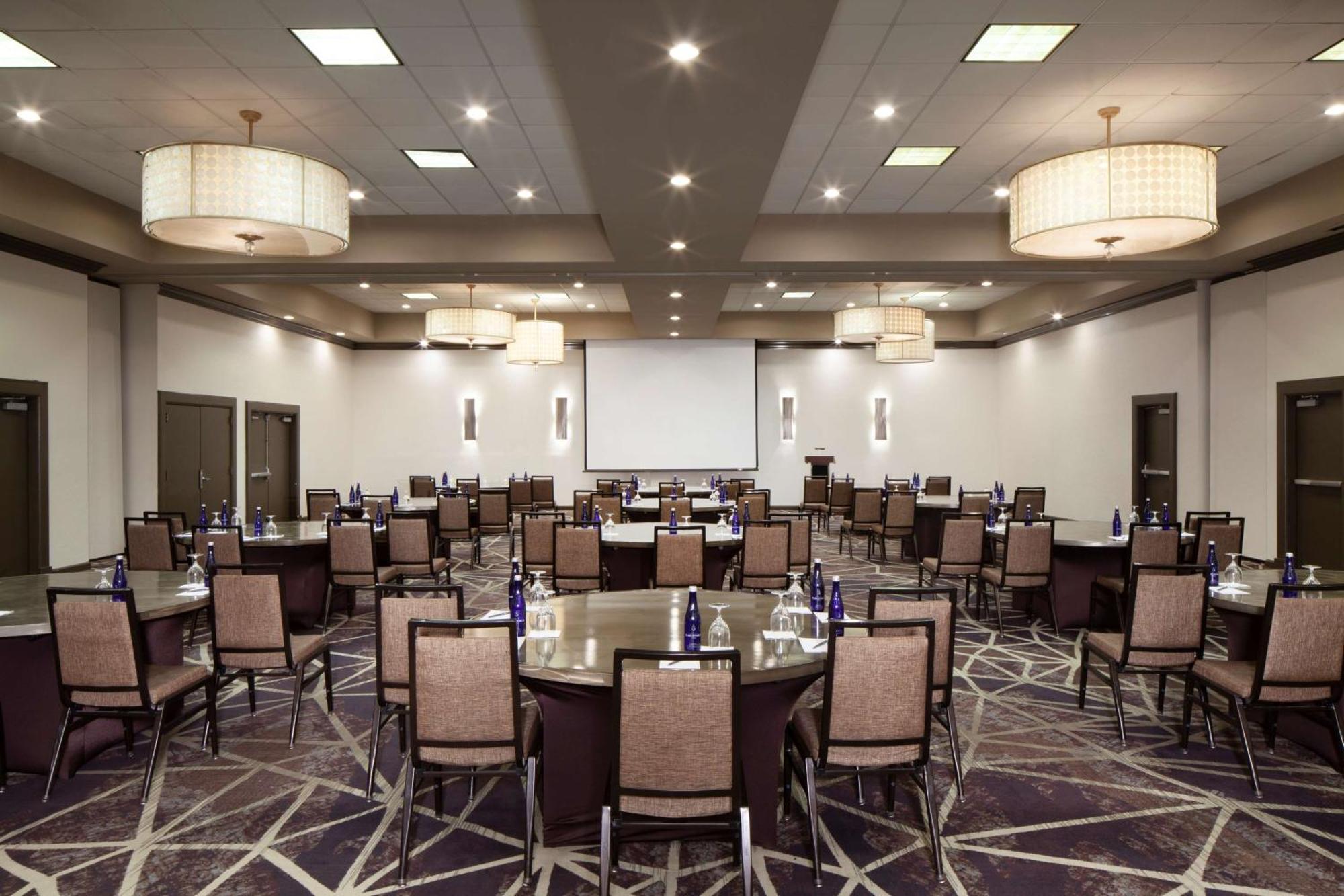 Hotel Embassy By Hilton Airport Philadelphia