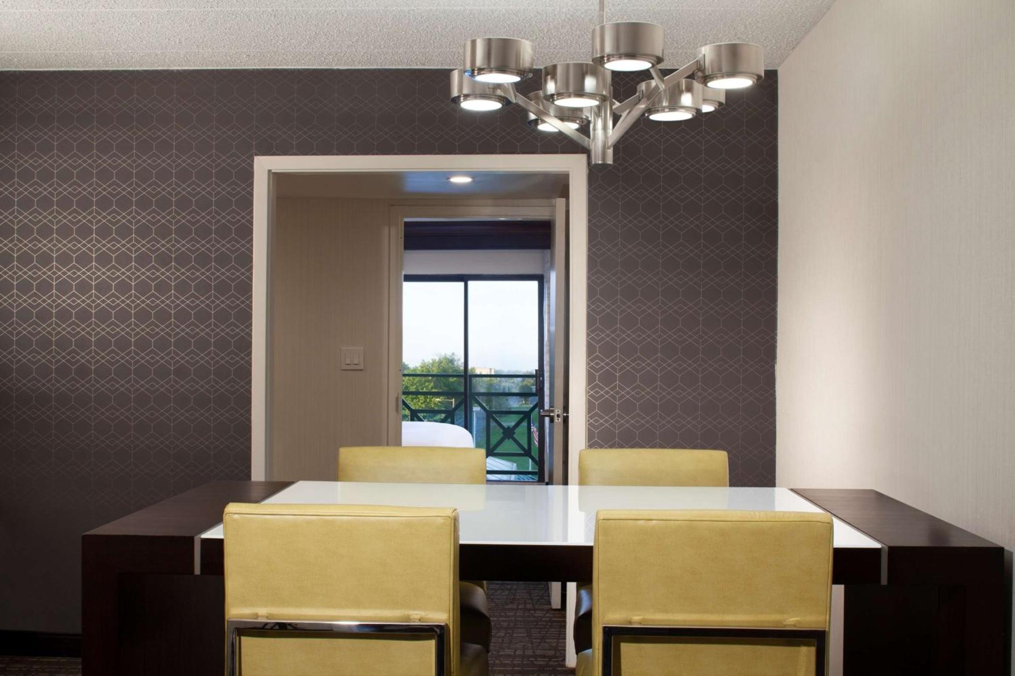 Embassy By Hilton Airport Hotel 4*